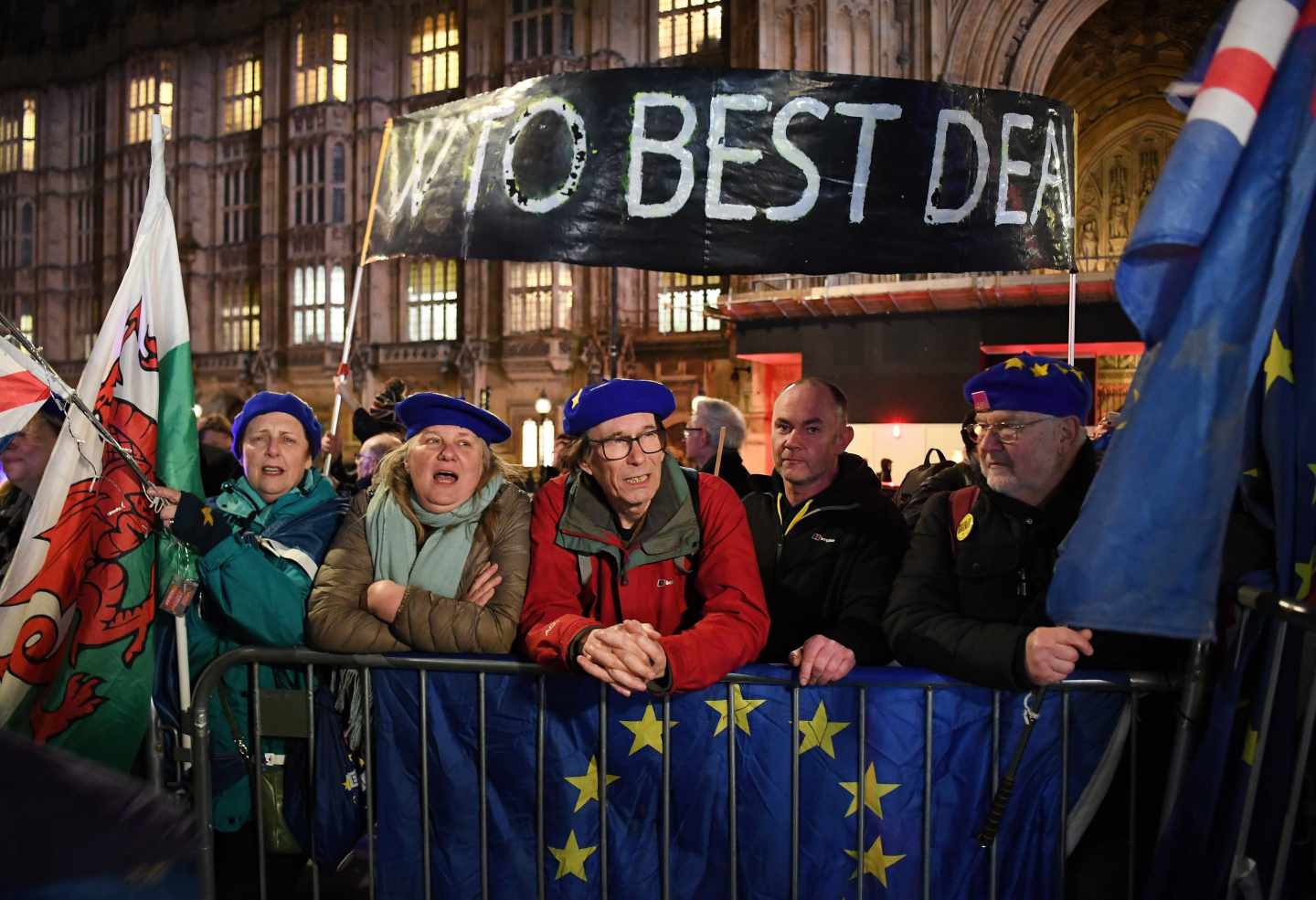 Manifestantes a favor y en contra del Brexit en Westminster.