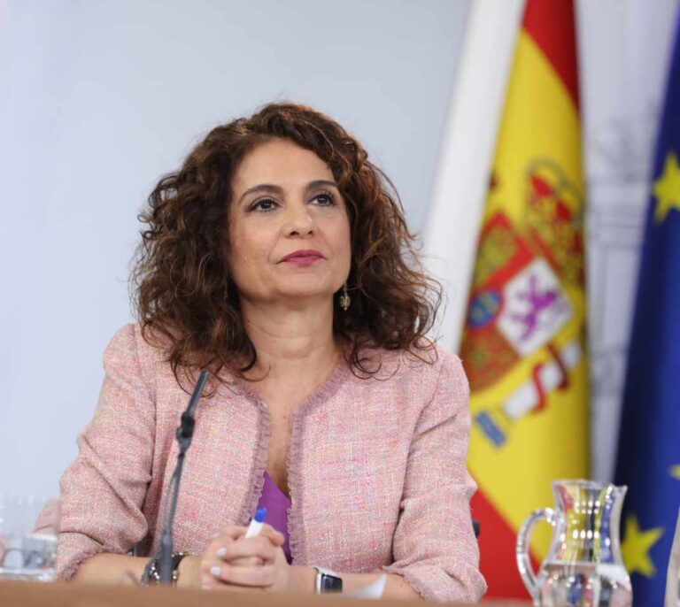 Montero avanza que la previsión del PIB para este año se elevará "como mínimo" al 2,3%