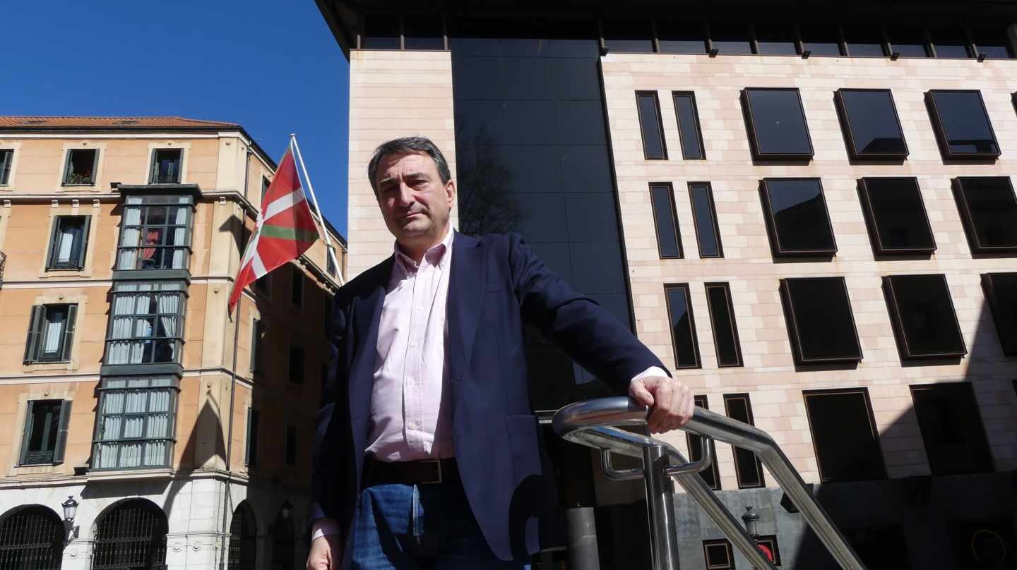 El portavoz del PNV en el Congreso, Aitor Esteban, ante la sede del PNV en Bilbao, 'Sabin Etxea'.