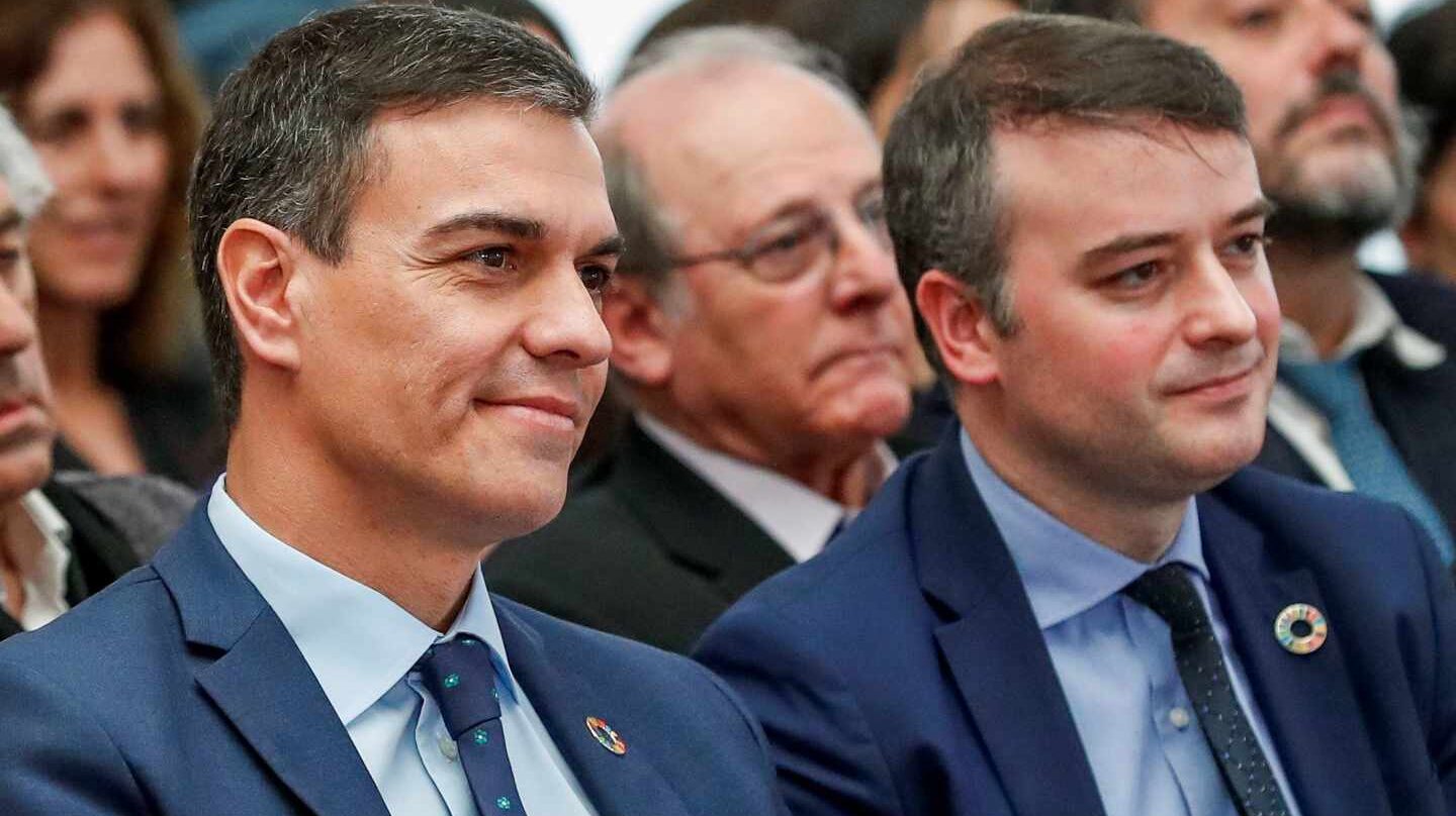 Pedro Sánchez, junto a su jefe de gabinete Iván Redondo durante un acto en Moncloa.