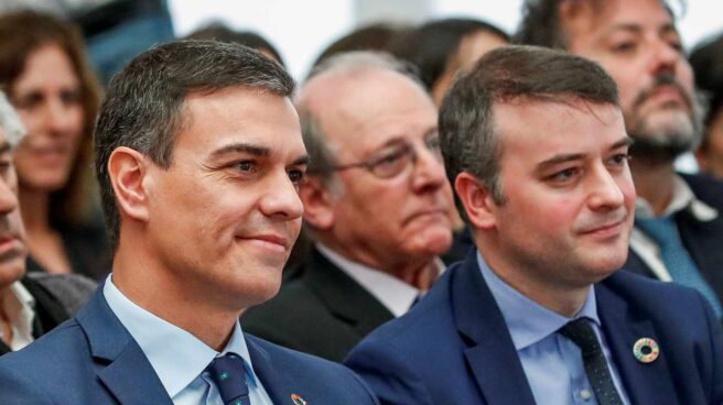 Pedro Sánchez, junto a su exjefe de gabinete Iván Redondo durante un acto en Moncloa.