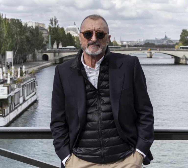Podemos invita a Pérez-Reverte a dejar su sillón en la RAE para cederlo a una mujer