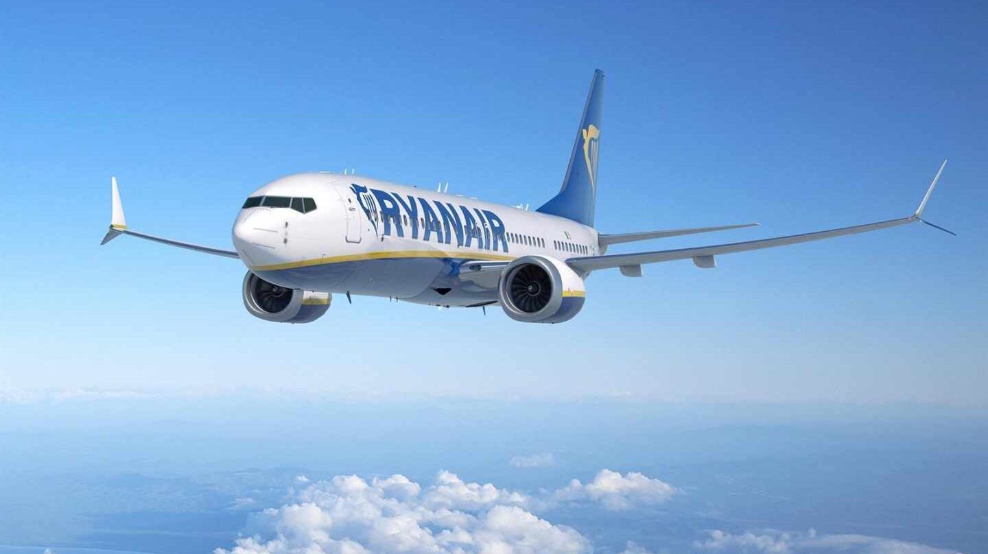 Un avión de Ryanair, en pleno vuelo.