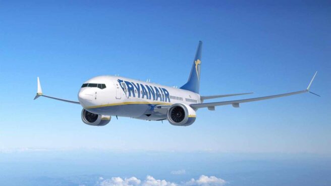 Un avión de Ryanair, en pleno vuelo.