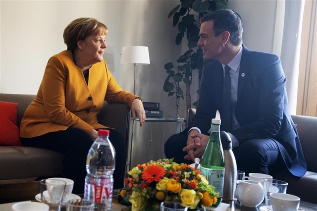 Merkel charla con Sánchez en Bruselas.
