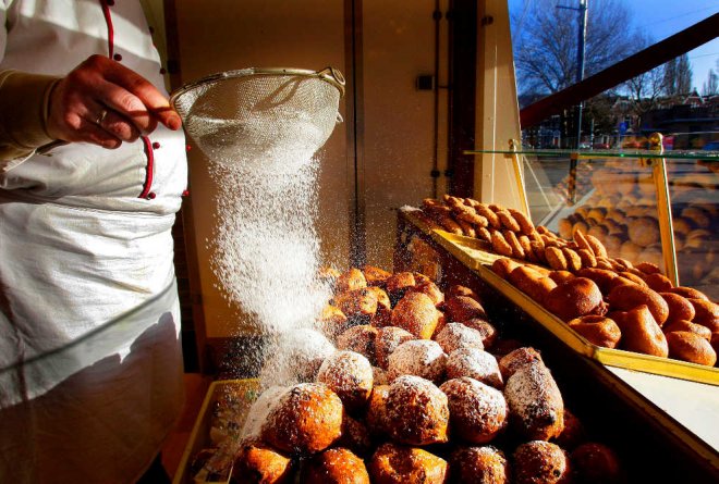 Un cocinero preparando los tradicionales buñuelos.