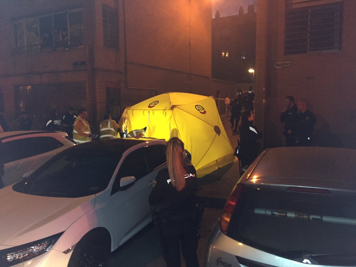 Un camión quemado en Vallecas tras el apuñalamiento de un hombre.