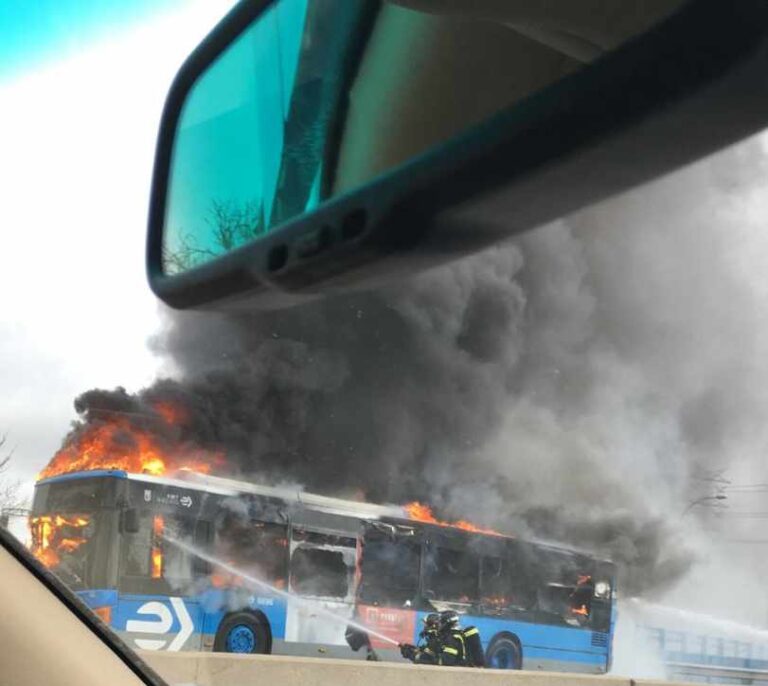 Arde un autobús en el nudo de Manoteras (Madrid)