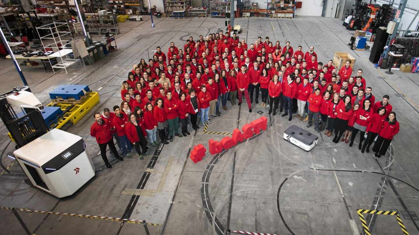 El presidente del Gobierno, Pedro Sánchez, junto a los trabajadores de Asti.