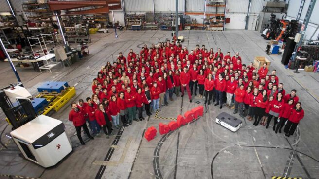 El presidente del Gobierno, Pedro Sánchez, junto a los trabajadores de Asti.