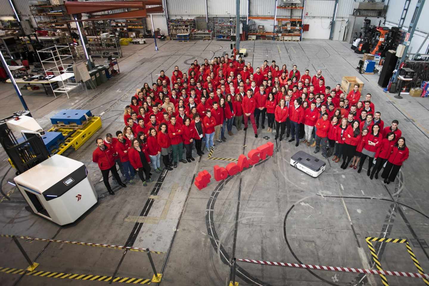 El presidente del Gobierno, Pedro Sánchez, junto a los trabajadores de Asti.