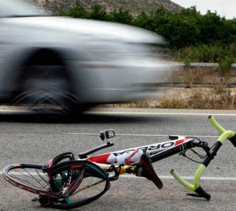 Muere un ciclista de 40 años al colisionar con tres coches en Fuengirola (Málaga)
