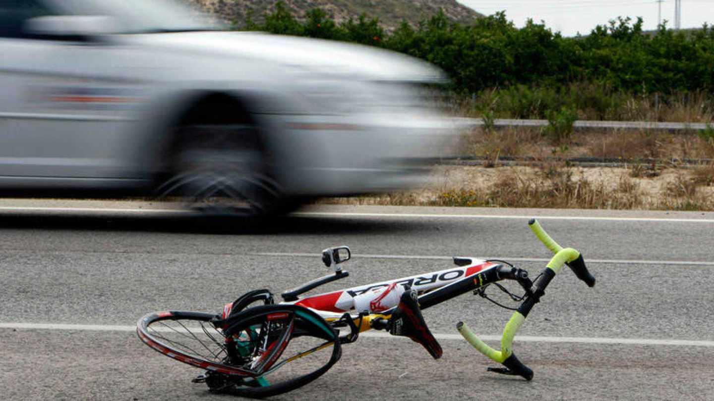 Imagen tras el accidente de un ciclista.