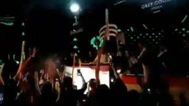 Abascal hace de 'DJ' en el Teatro Barceló y pincha el himno de España versión techno