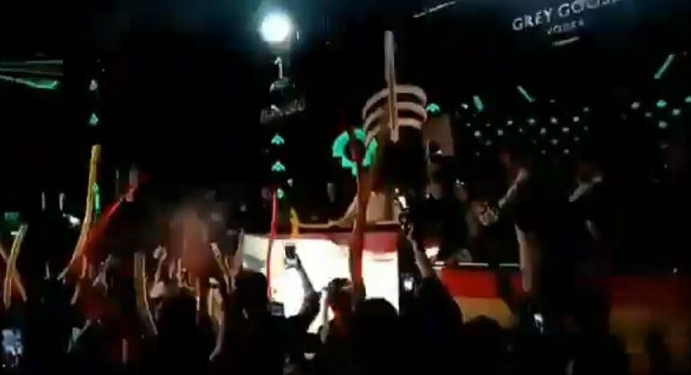 Abascal hace de 'DJ' en el Teatro Barceló y pincha el himno de España versión techno