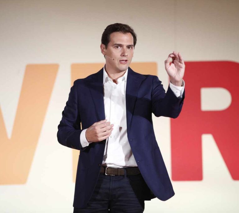 Rivera y Casado compiten por un cara a cara con Pedro Sánchez