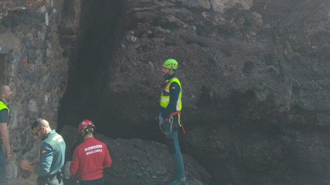 Agentes en el lugar donde han encontrado el cadáver.