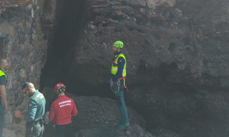 Agentes en el lugar donde han encontrado el cadáver.