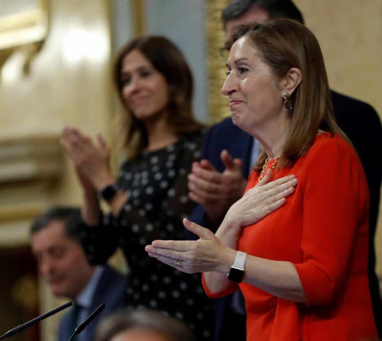 La bipolaridad del PSOE con Ana Pastor: de ovacionarla a llamarla "hooligan" en cinco días