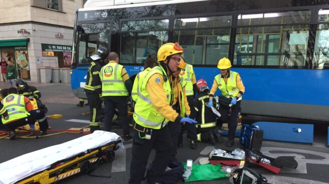 Herida grave una joven de 22 años atropellada por un autobús de la EMT