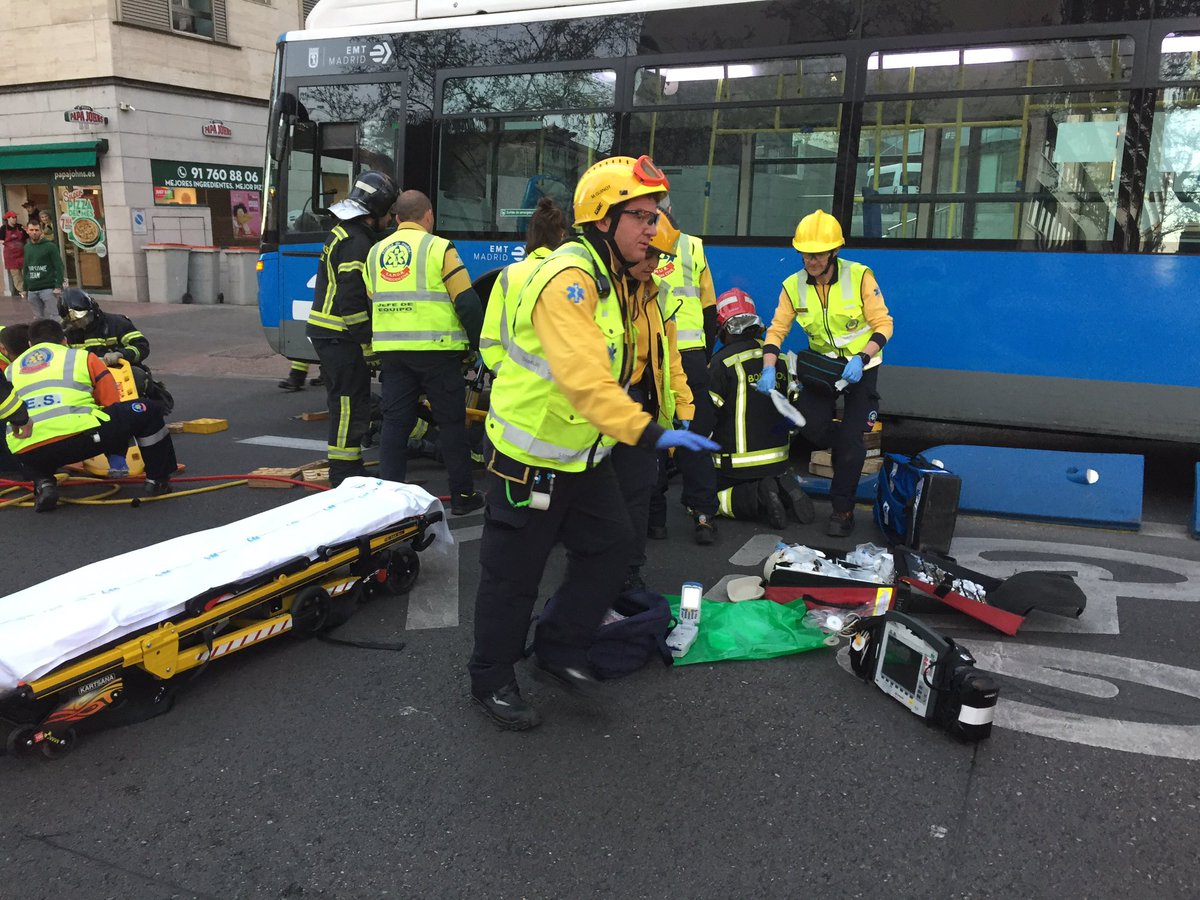 Operarios de los servicios de Emergencias trabajan en el lugar del suceso.