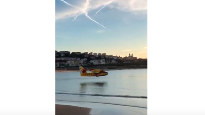 Peligrosa maniobra aérea para cargar agua en la playa de la Concha