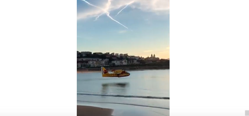 La avioneta, en un momento de la acción.