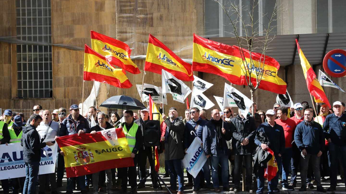 Asociaciones profesionales de la Guardia Civil, secundando este miércoles una protesta ante la dirección general por el reparto de la equiparación salarial.