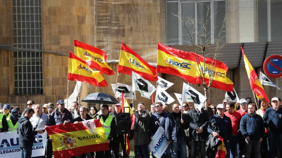 Asociaciones de la Guardia Civil, secundando una protesta ante la dirección general de la Guardia Civil por el reparto de la equiparación salarial.