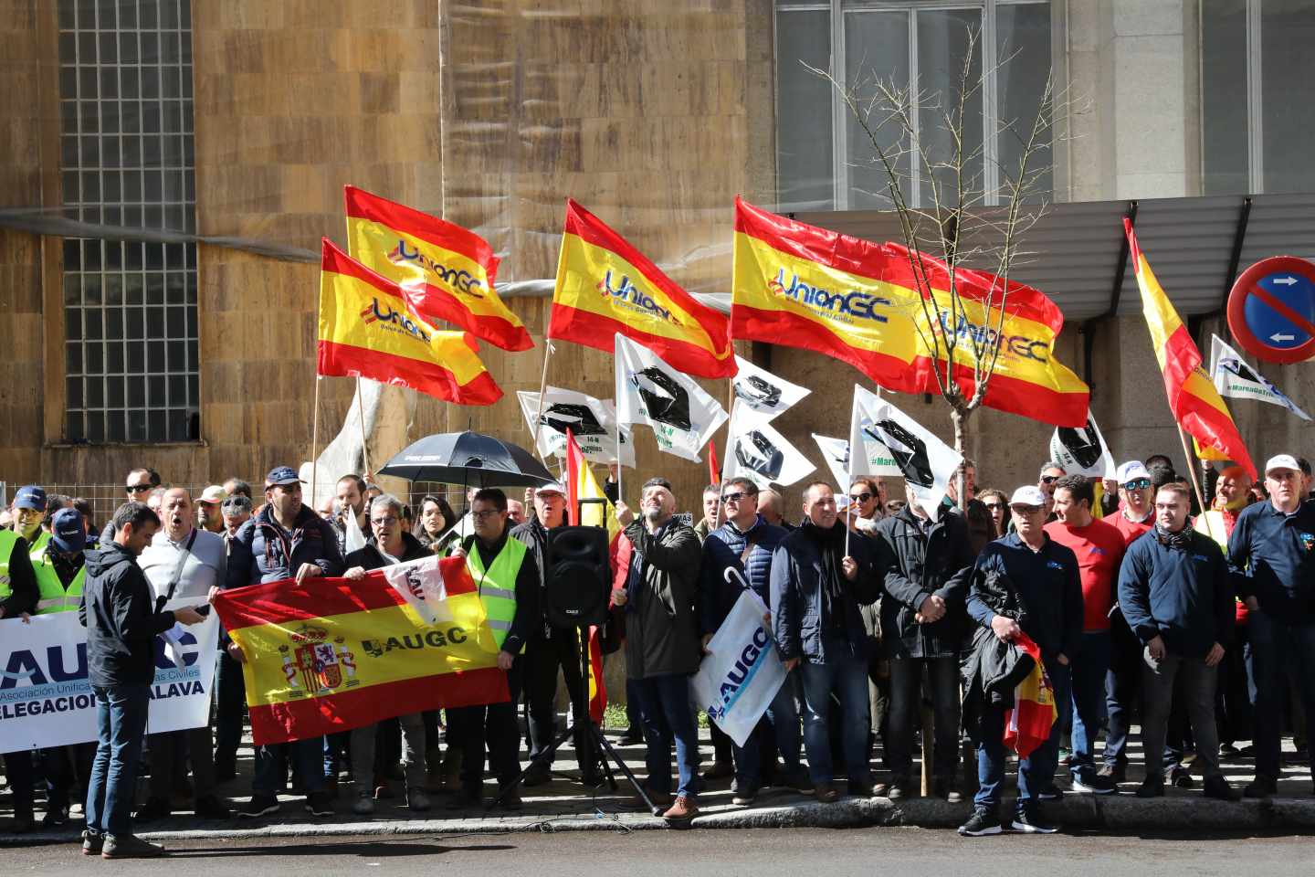 Asociaciones de la Guardia Civil, secundando una protesta ante la dirección general de la Guardia Civil por el reparto de la equiparación salarial.