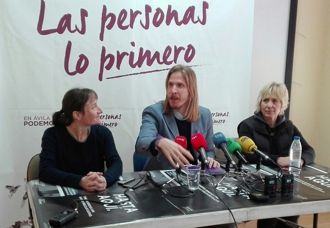 Baeza, a la derecha, en una rueda de prensa de Podemos