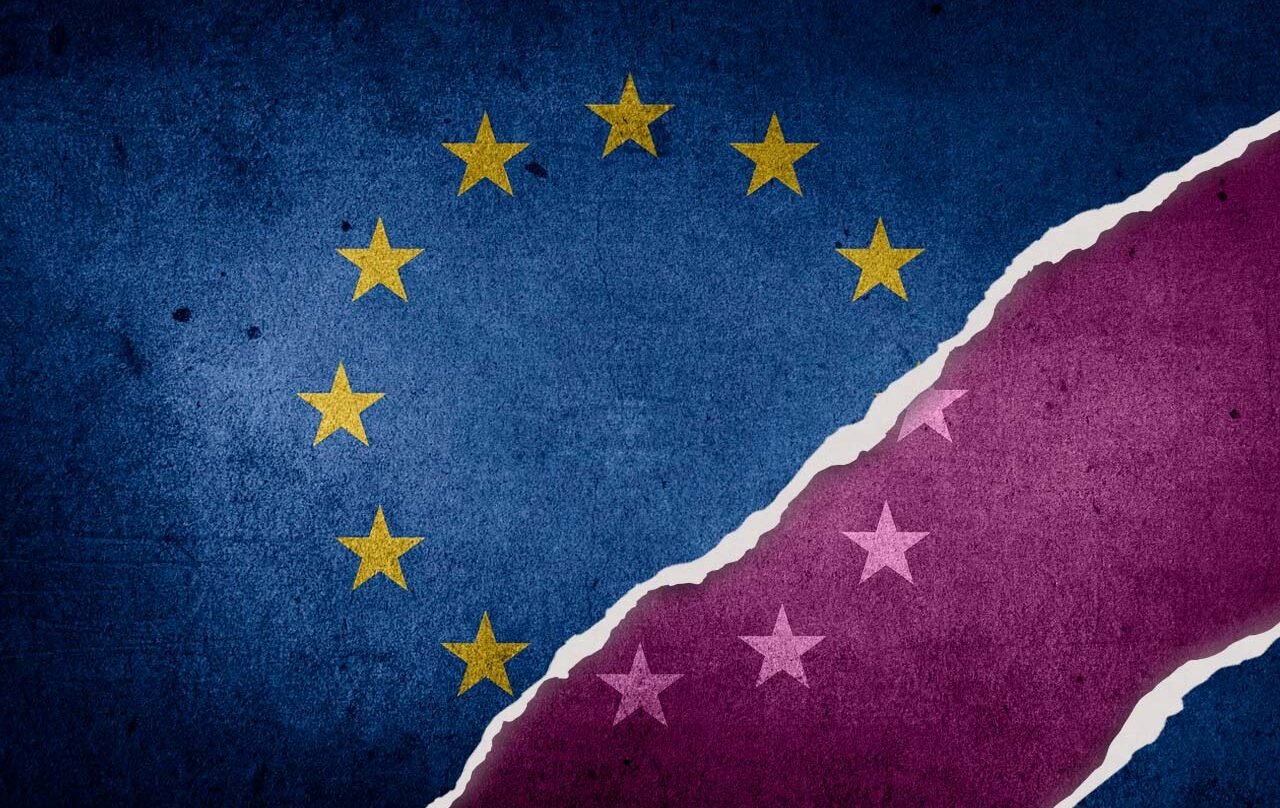 La bandera europea con un tinte morado como símbolo de las mujeres.