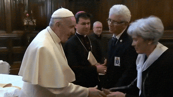 El Papa Francisco retira la mano a una de las muchas personas a las que hace una 'cobra' para evitar que le besen el anillo en el Santuario de Loreto