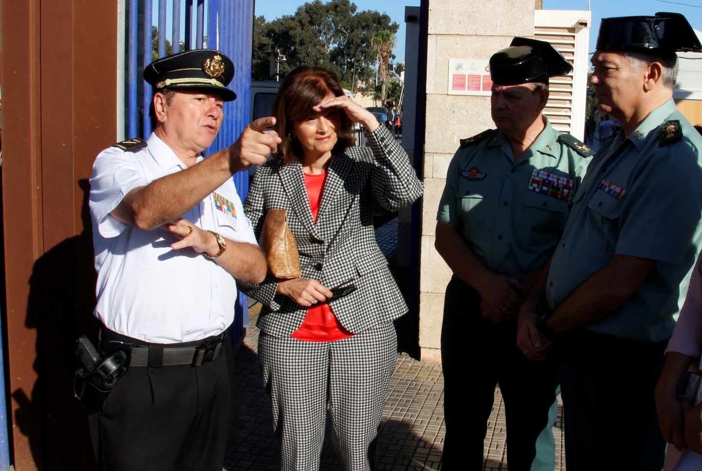 La secretaria de Estado de Seguridad, Ana Botella, departe con mandos policiales y de la Guardia Civil durante una visita a Melilla.