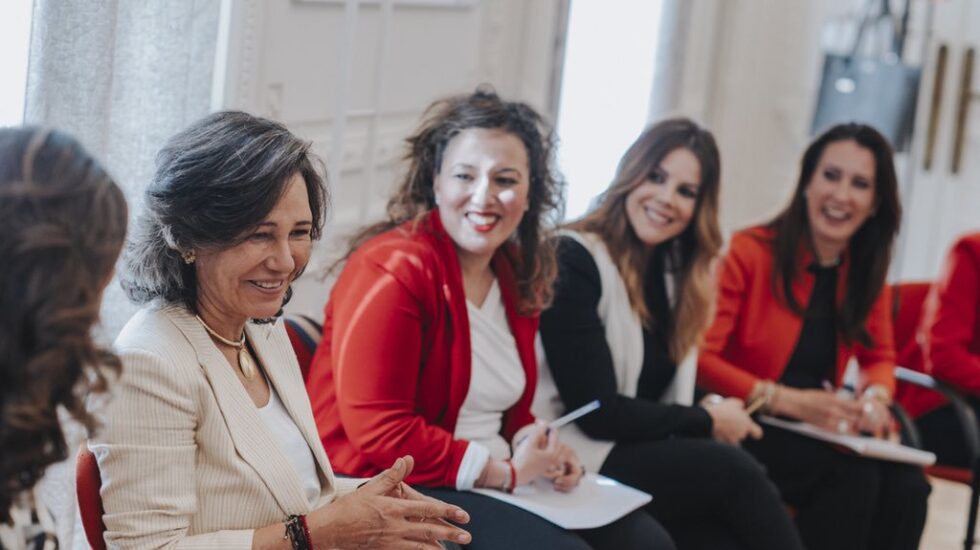 Ana Botín, con directivas de la territorial de Andalucía, debatiendo medidas que fomenten la conciliación.