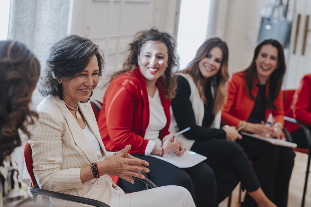 Ana Botín, con directivas de la territorial de Andalucía, debatiendo medidas que fomenten la conciliación.