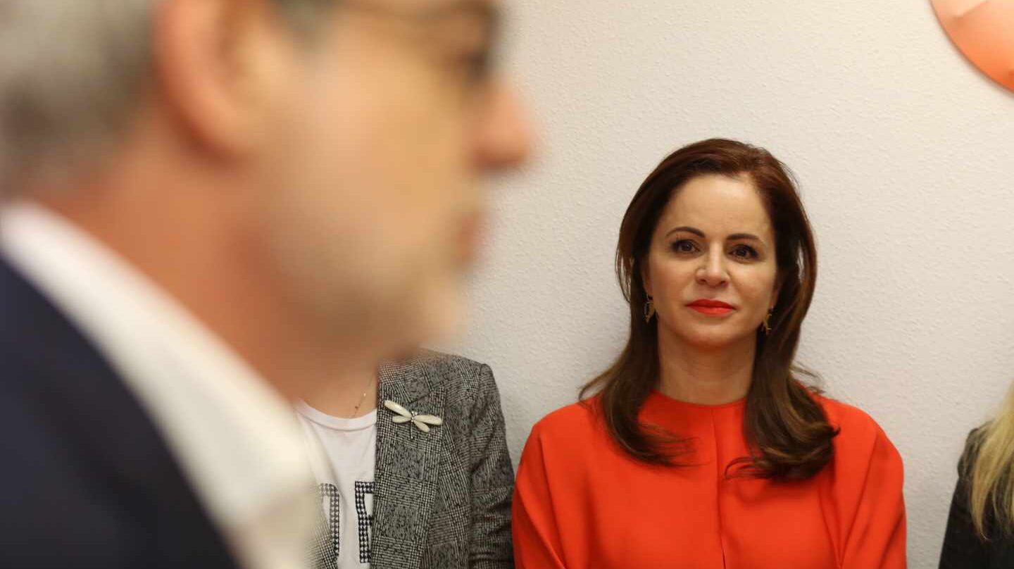 Silvia Clemente escuicha a José Manuel Villegas.