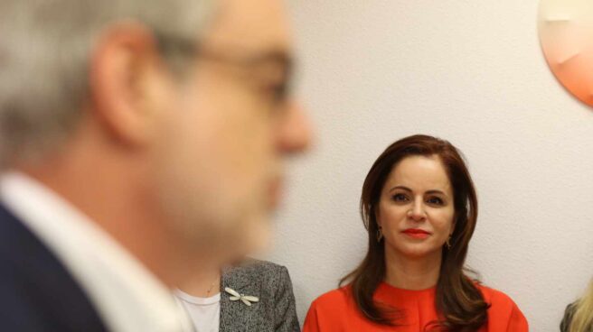 Silvia Clemente escuicha a José Manuel Villegas. Silvia Clemente escuicha a José Manuel Villegas.