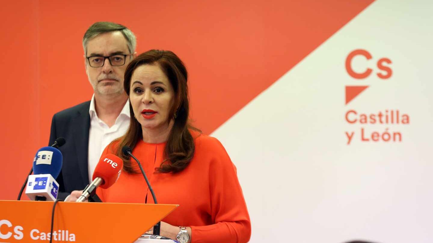 Silvia Clemente, con José Manuel Villegas al fondo.