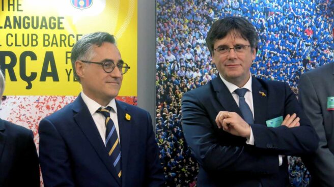 Carles Puigdemont, junto al eurodiputado Ramón Tremosa en un acto en la Eurocámara.