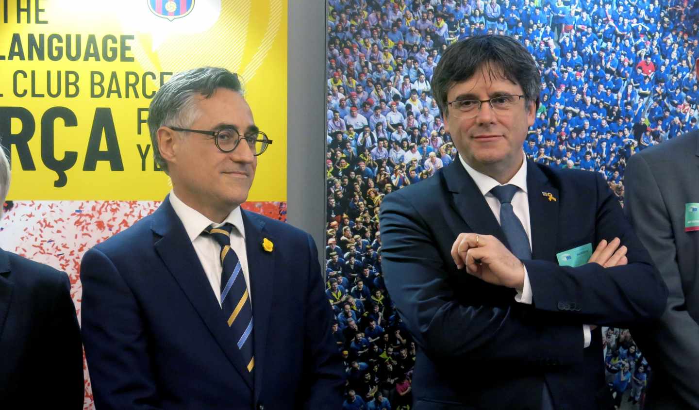 Carles Puigdemont, junto al eurodiputado Ramón Tremosa en un acto en la Eurocámara.