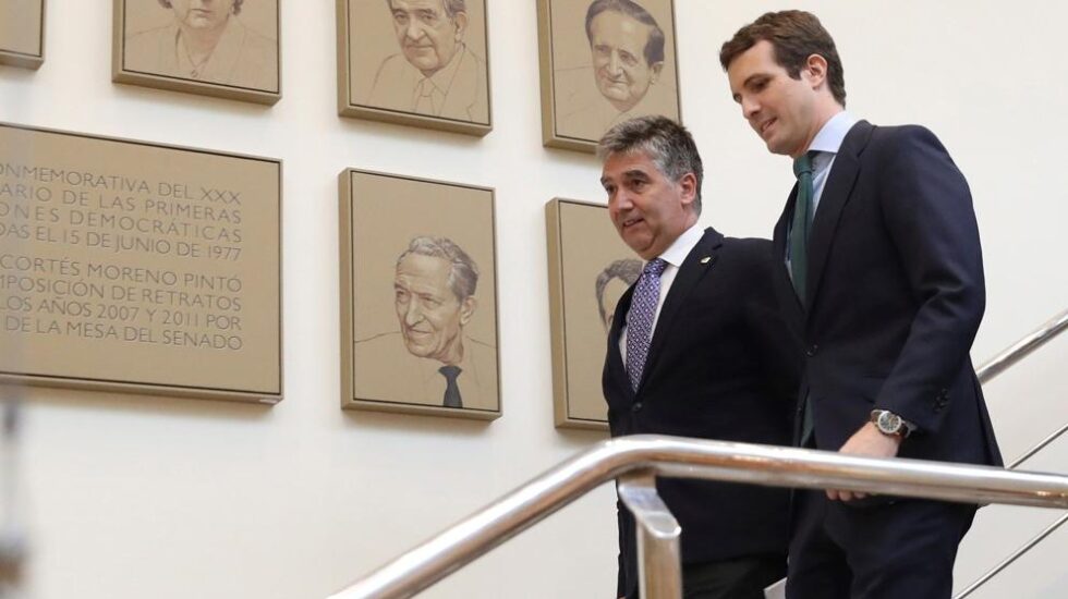 Pablo Casado junto a Ignacio Cosidó en el Senado