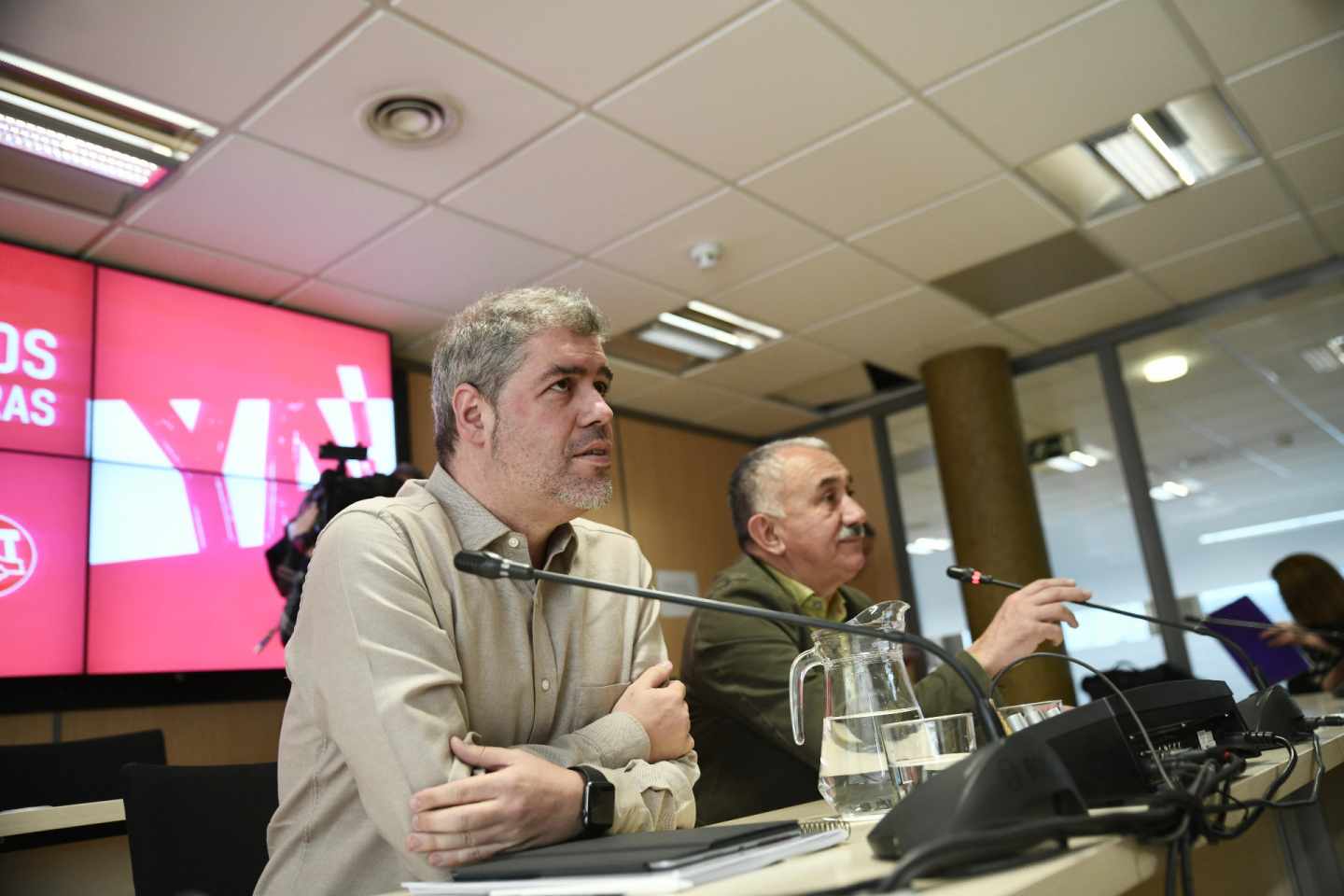 Los secretarios generales de CCOO, Unai Sordo (izquierda), y UGT, Pepe Álvarez (derecha).