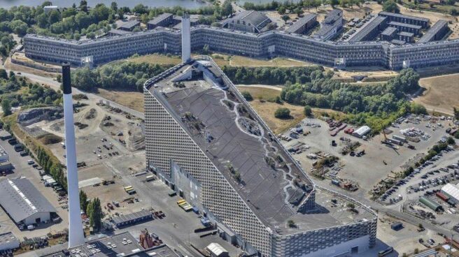 La mega instalación para la práctica del esquí cuenta con una superficie de unos 9.000 metros cuadrados. La mega instalación para la práctica del esquí cuenta con una superficie de unos 9.000 metros cuadrados.