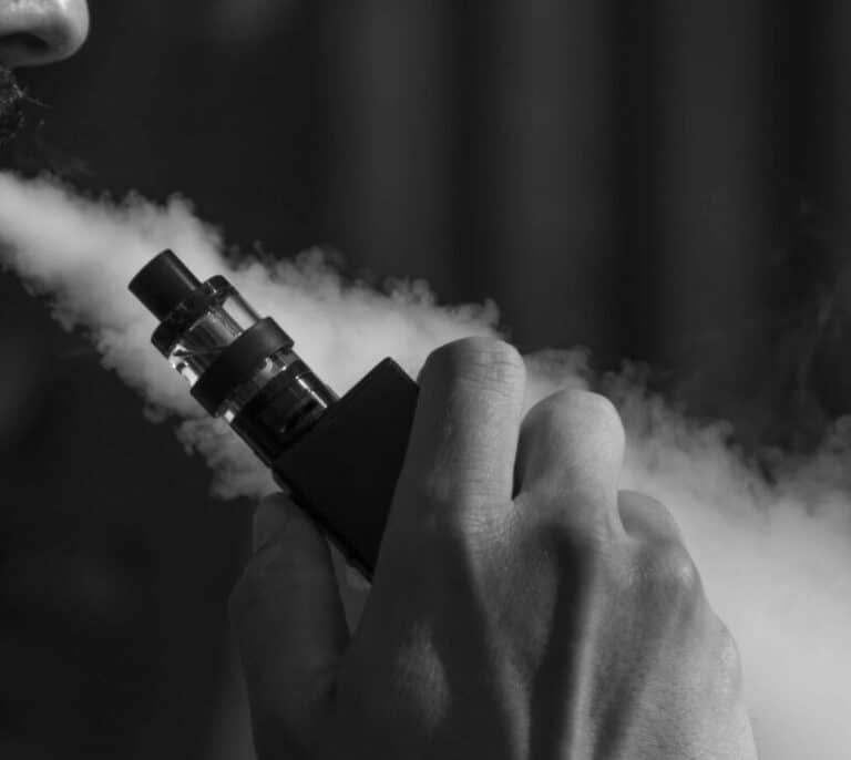 Sanidad pide a embarazadas y jóvenes no usar cigarrillos electrónicos