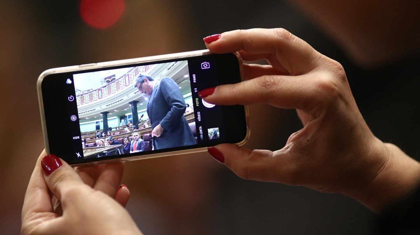 Los diputados podrán quedarse con el móvil y la tablet del Congreso por algo menos de 700 euros.