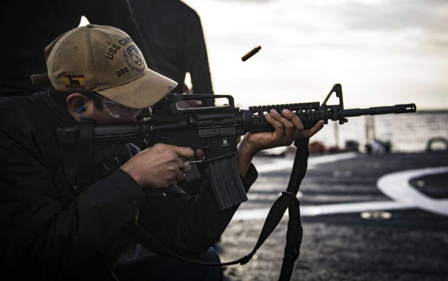 El soldado Alexis Delacruz dispara un rifle M4 durante unos ejercicios de tiro a bordo del USS Carney.