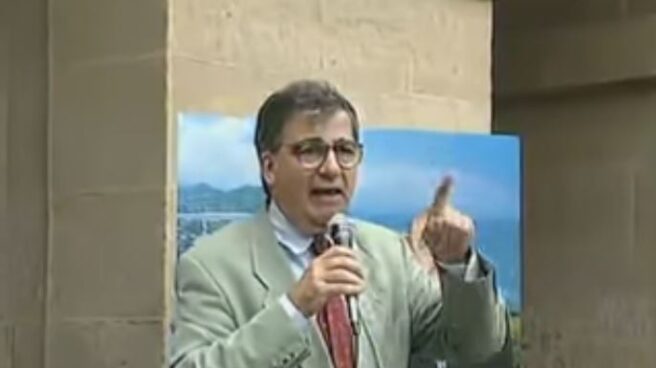 Ernest Lluch, durante un mítin en San Sebastián.