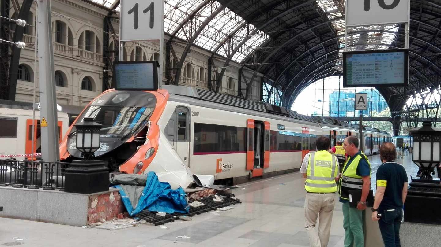Tren de Rodalíes empotrado contra la topera de la Estación de França (Barcelona), en agosto de 2017.