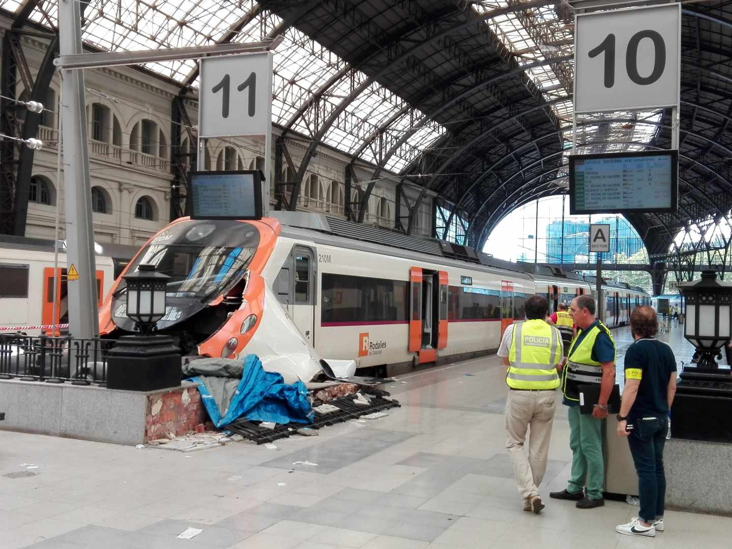 Tren de Rodalíes empotrado contra la topera de la Estación de França (Barcelona), en agosto de 2017.